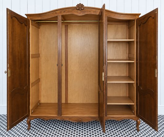 Giulia M CAS 008 – royale klassieke driedeurs kledingkast met decoratieve deurpanelen, beschikbaar voor maatwerk