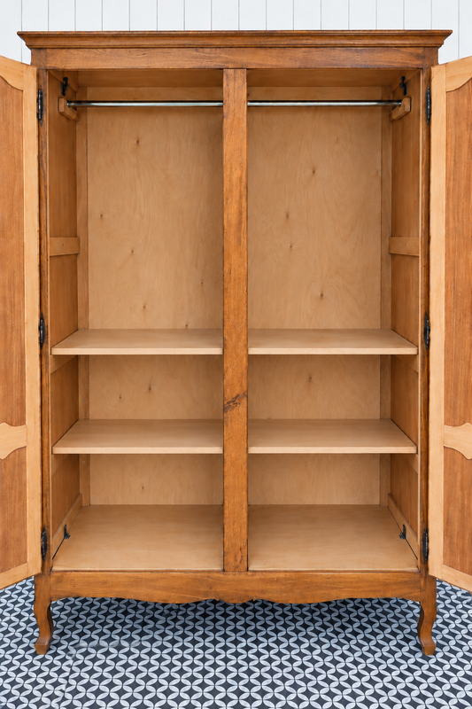 Georgia S CAS 012 met open deuren, hangroede en twee doorlopende legplanken