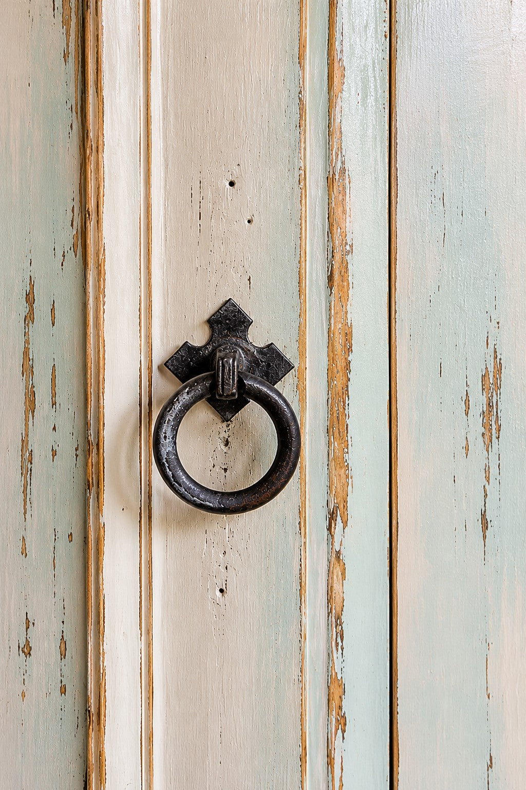Detail antiek metalen ringbeslag en distressed afwerking CAS 029