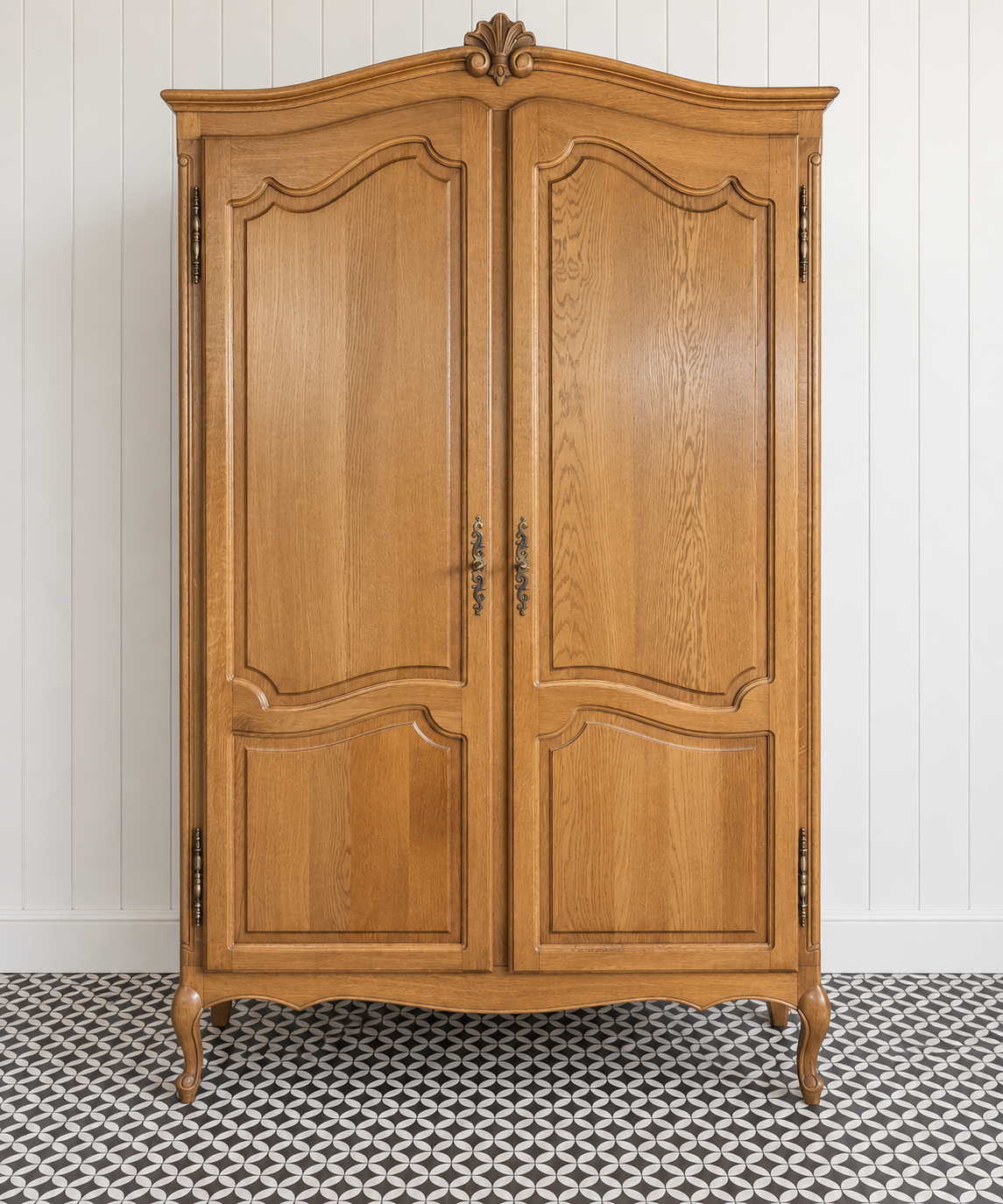 Giulia S – demonteerbare vintage tweedeurs kledingkast met sierlijke kroon en decoratieve deuren, beschikbaar voor maatwerk bij Atelier Castario