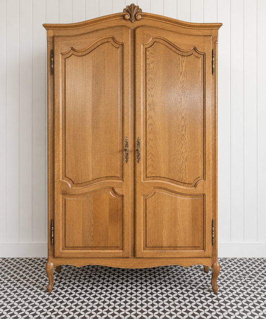 Giulia S – demonteerbare vintage tweedeurs kledingkast met sierlijke kroon en decoratieve deuren, beschikbaar voor maatwerk bij Atelier Castario