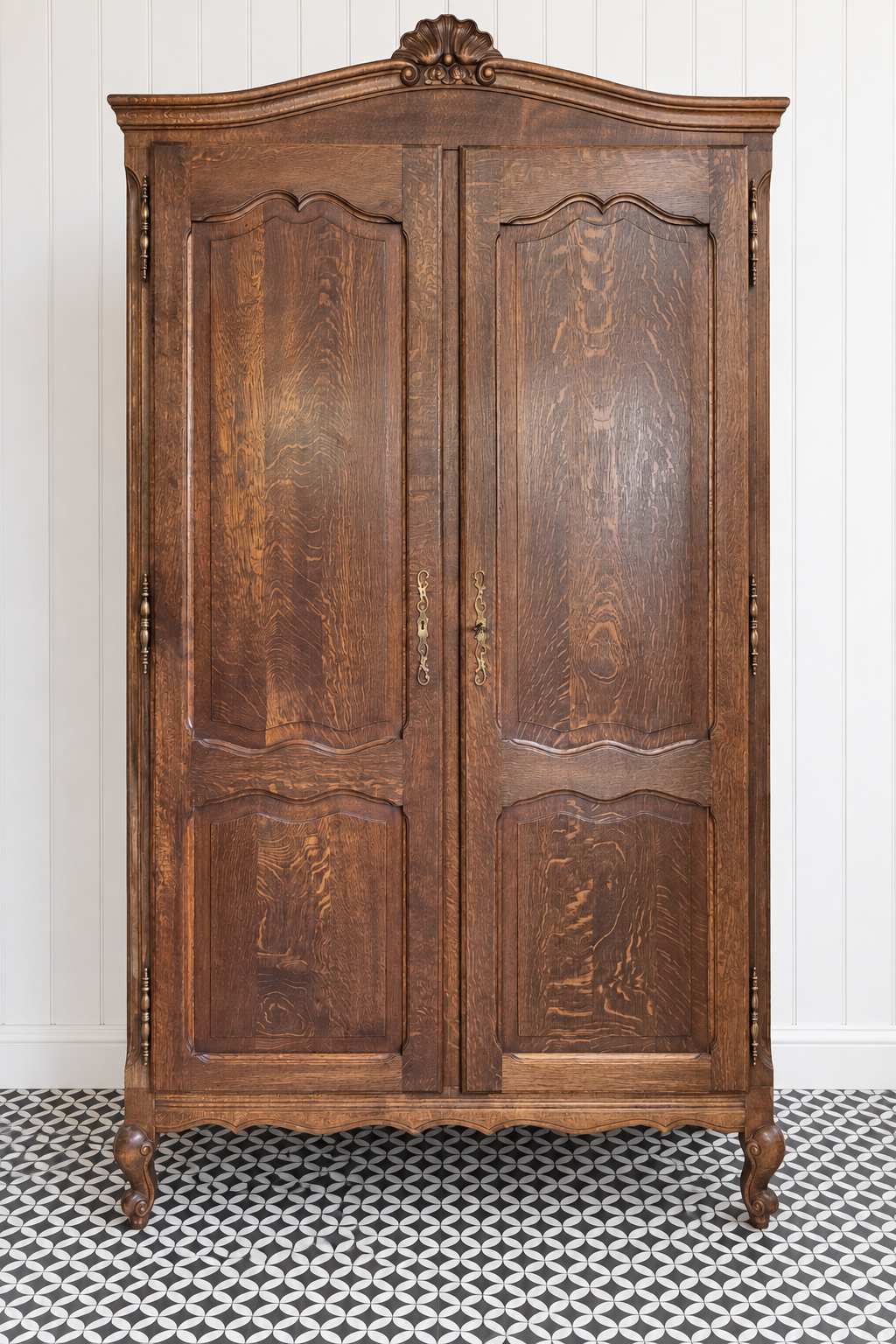 Giulia S CAS 001 – vintage tweedeurs kledingkast met sierlijke kroon en decoratieve deurpanelen, beschikbaar voor maatwerk