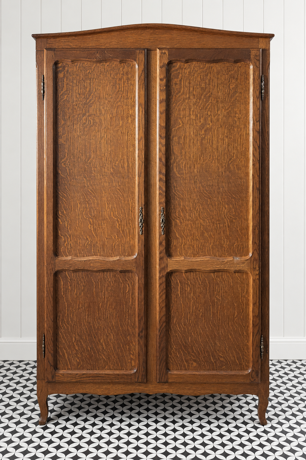 Laura S CAS 004 – karaktervolle vintage tweedeurs kledingkast met gebogen kroon en elegante poten