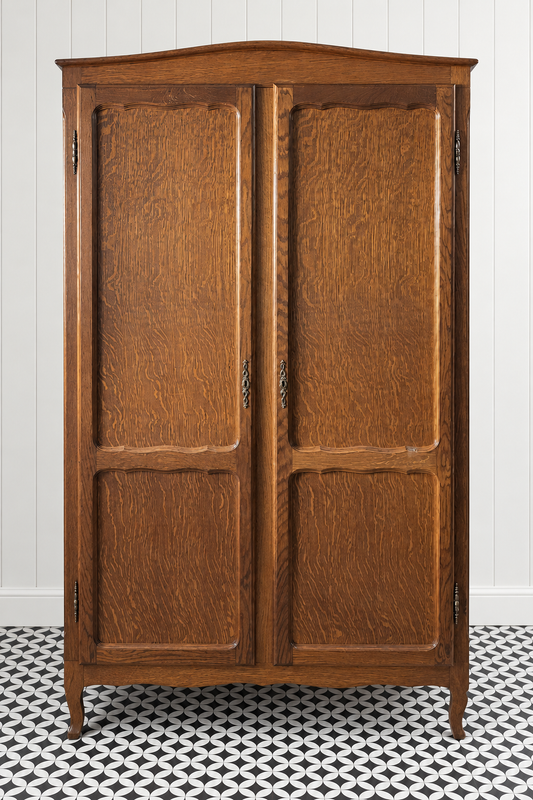Laura S CAS 004 – karaktervolle vintage tweedeurs kledingkast met gebogen kroon en elegante poten