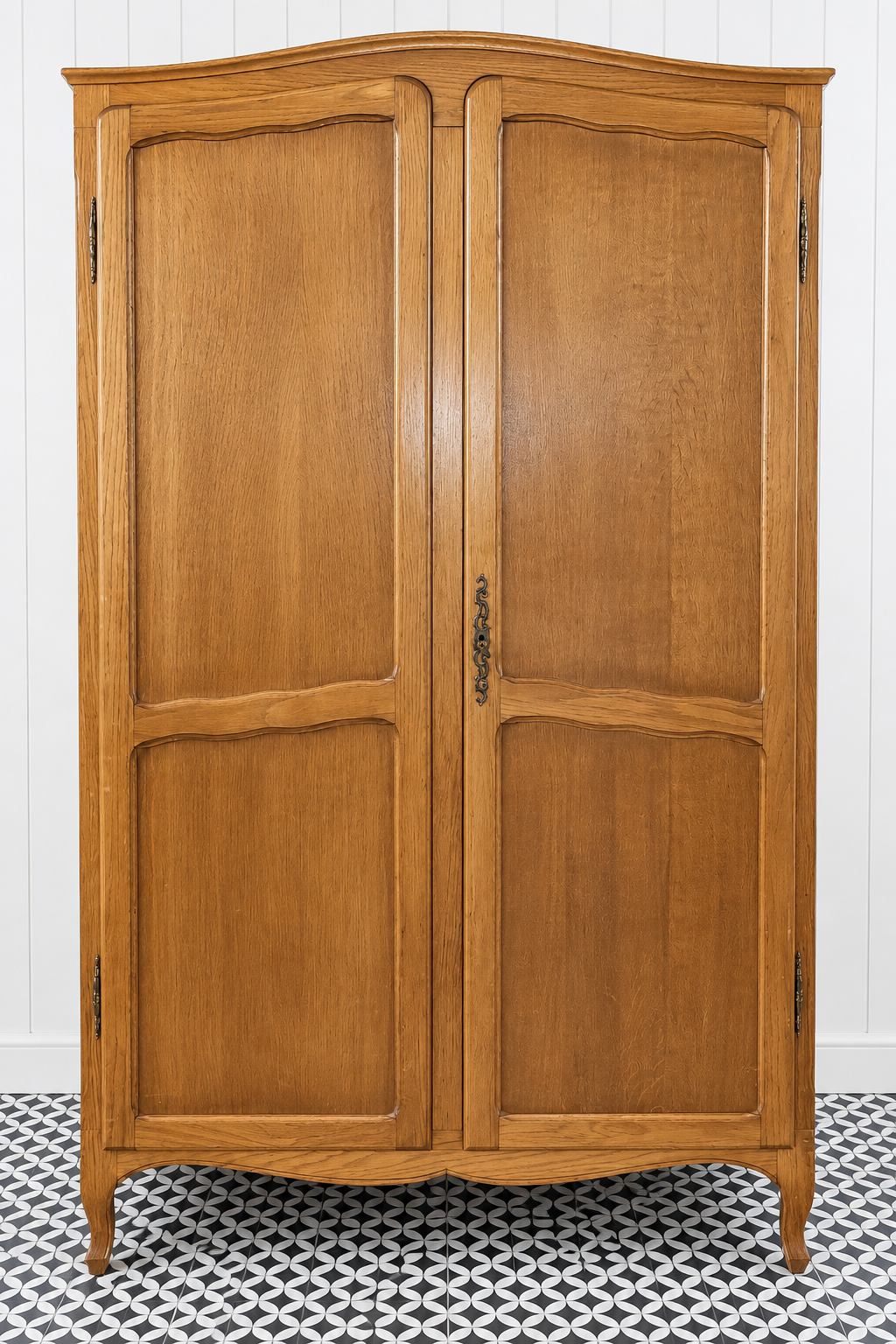 Laura XS CAS 007 – compacte vintage tweedeurs kledingkast met klassieke kroon, geschikt voor een kinderkamer