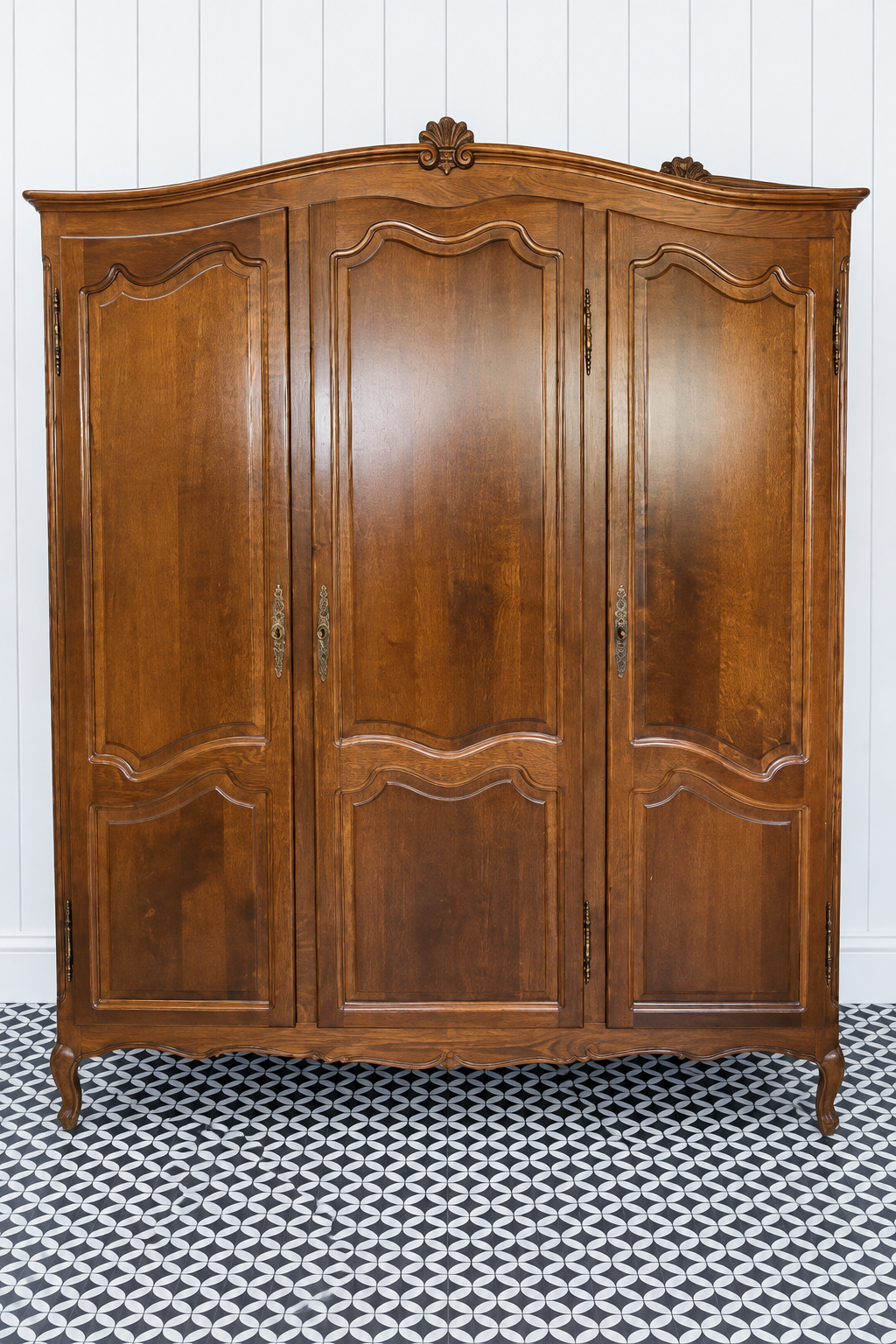 Giulia M CAS 008 – demonteerbare vintage driedeurs kledingkast met sierlijke kroon en centraal ornament