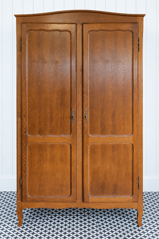 Laura S CAS 010 – vintage tweedeurs kledingkast met rustig klassiek ontwerp en gebogen kroon