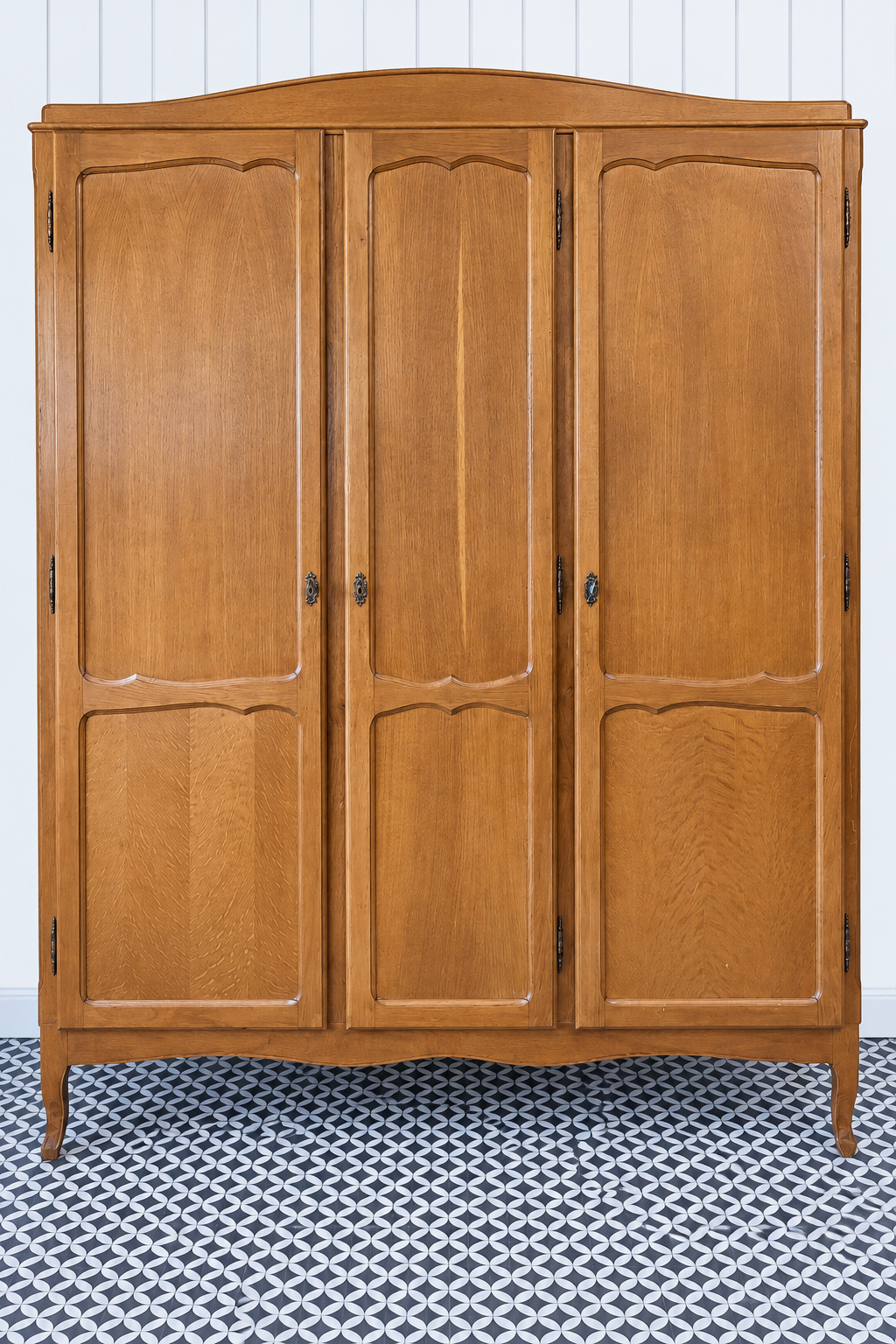 Laura M CAS 013 – royale demonteerbare vintage driedeurs kledingkast met gebogen kroon