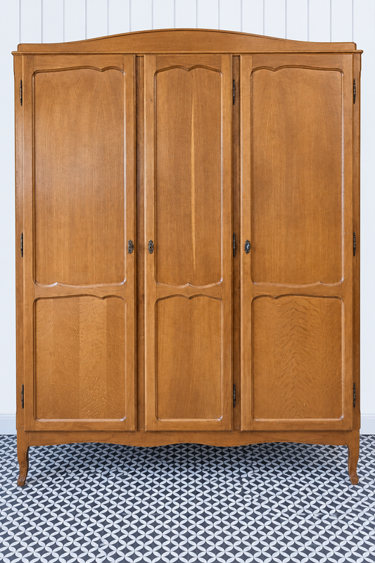 Laura M CAS 013 – royale demonteerbare vintage driedeurs kledingkast met gebogen kroon