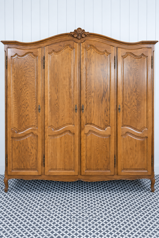 Giulia L CAS 014 – grote demonteerbare vintage vierdeurs kledingkast met brede kroon en centraal ornament