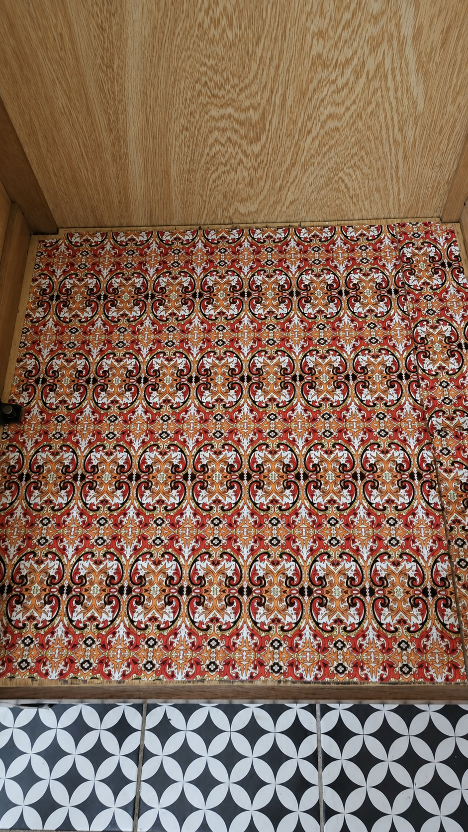 Laura S CAS 003 – klassieke tweedeurs kledingkast met verfijnde details, beschikbaar voor kleurkeuze bij Atelier Castario